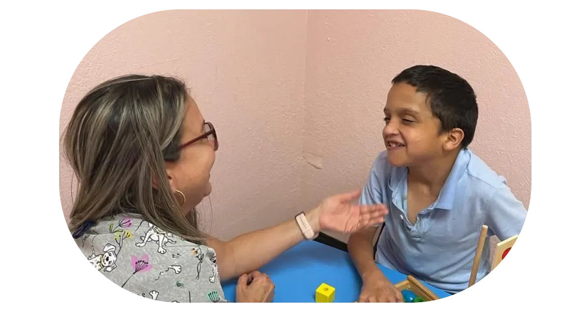 ¿Cómo califica un niño o adolescente para PPEC en Florida? 1 Niño con terapeuta ocupacional.