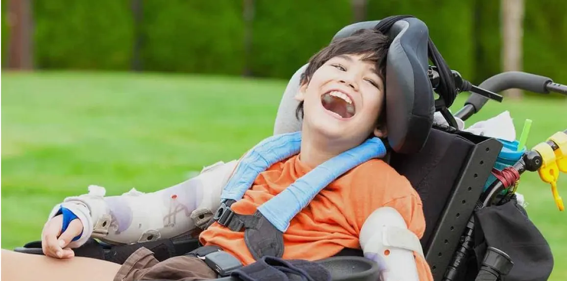 ¿Cómo alimentar a un niño con daño cerebral? 6 Niño con daño cerebral feliz en silla de ruedas