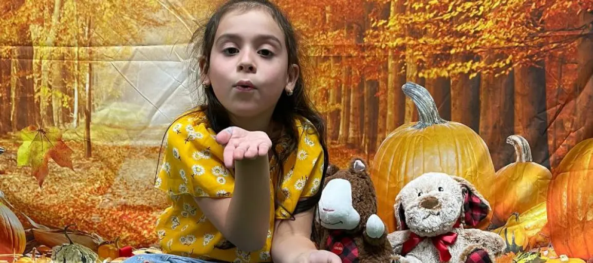 ¿Cómo califica un niño o adolescente para PPEC en Florida? 2 Niña enviando un beso desde el centro PPEC.