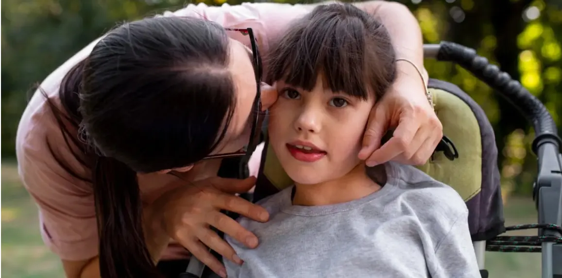 ¿Cómo alimentar a un niño con daño cerebral? 5 Madre con niña con daño cerebral