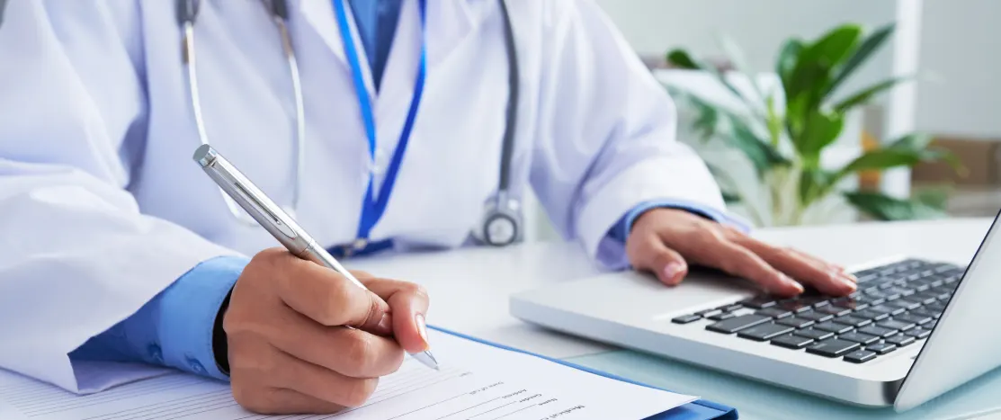 ¿Cómo califica un niño o adolescente para PPEC en Florida? 5 Médico autorizando el diagnóstico para calificar en un PPEC.