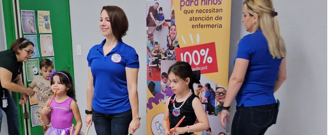 ¿Cómo califica un niño o adolescente para PPEC en Florida? 7 Terapeutas contentas realizando actividades con los niños.